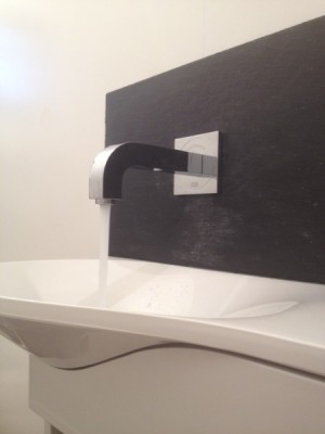 Installation d'un lave-main avec robinet mural automatique
